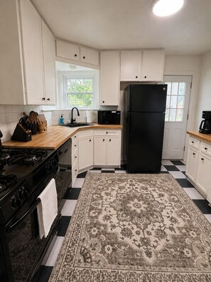 Fridge, microwave, oven, stovetop - Boutique Retreat-2 King Beds-Sleeps 6-Near TCU, Dickies-Pets Welcome (Fort Worth)
