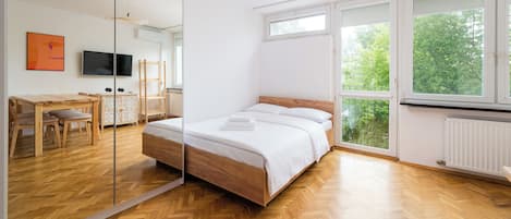 Iron/ironing board, WiFi, bed sheets