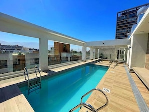 Une piscine sur le toit offrant une vue dégagée sur le paysage urbain.