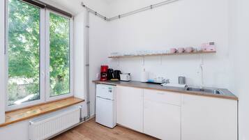 Køleskab, kogeplade, kaffe-/temaskine