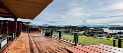 Chalet rustique familial, lanai, vue sur le lac | Terrasse/patio