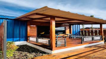 Familiehytte - hawaiiansk terrasse - søudsigt | Terrasse/gårdhave