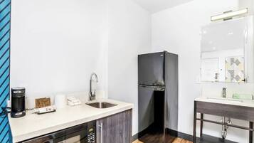 Coffee/tea maker, fridge, microwave