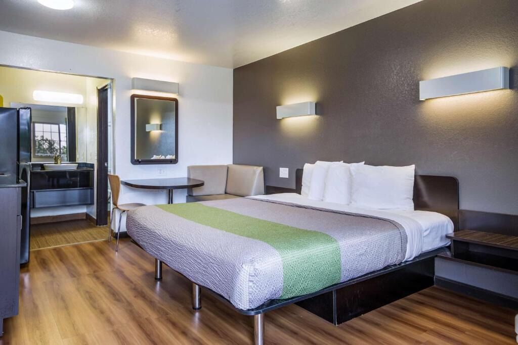 Iron/ironing board, WiFi (free), bed sheets