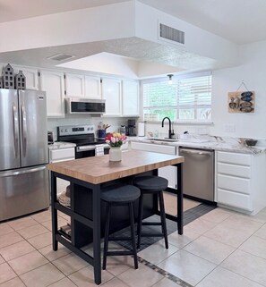 Private kitchen - Unique 3-bedroom house in beautiful Chandler with cool AC comfort, huge backyard (Chandler)