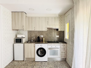 Wasserkocher mit Kaffee-/Teezubehör, Kühlschrank, Mikrowelle, Toaster