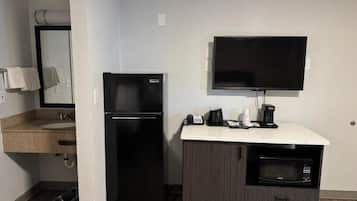 Cafetera y tetera, refrigerador y microondas