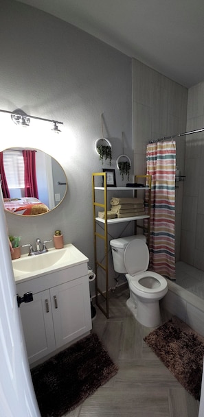 Bathroom - Cozy 1-bedroom studio in lovely Bailey Town with AC and fast internet (Bailey Town)