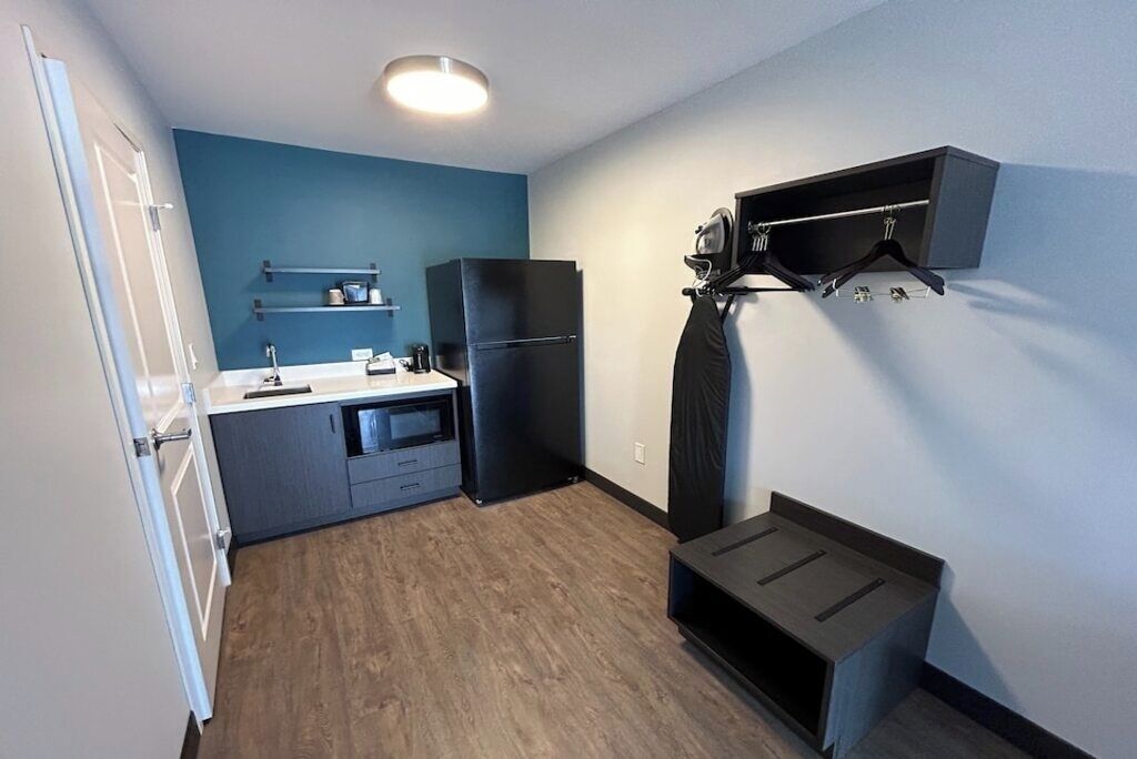 Coffee/tea maker, fridge, microwave