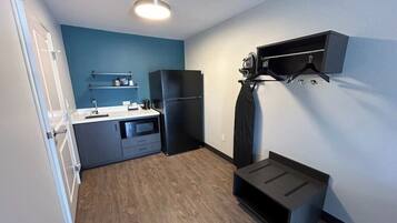 Coffee/tea maker, fridge, microwave