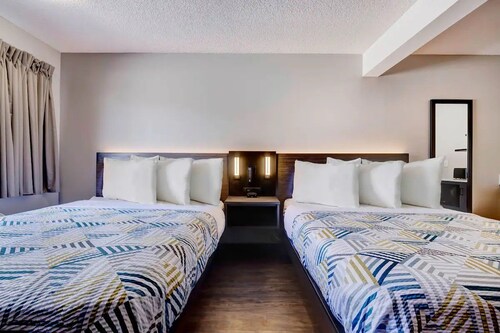 2 Welcoming Rooms w/ Kitchenette Near Rock Springs Historical Museum - 2.1 miles