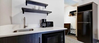 2 Welcoming Rooms w/ Kitchenette Near Rock Springs Historical Museum - 2.1 miles