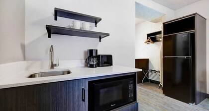 2 Welcoming Rooms w/ Kitchenette Near Rock Springs Historical Museum - 2.1 miles