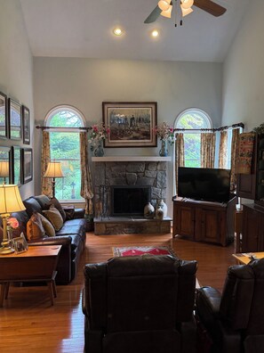 TV - Luxury Furnished Home in Suburban DC, minutes from Dulles and Metro (Herndon)