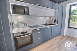 Wasserkocher mit Kaffee-/Teezubehör, Kühlschrank, Mikrowelle, Ofen