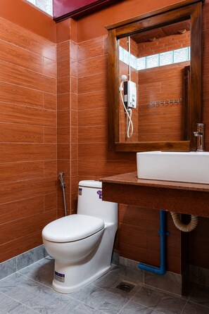 Quarto triplo família | Banheiro | Chuveiro, produtos de toalete grátis, secador de cabelo 