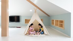 A room with a tent-like play area, a flat-screen TV, and built-in wooden shelves. - Gyeongju Cheongbori Stay Pension (Gyeongju)