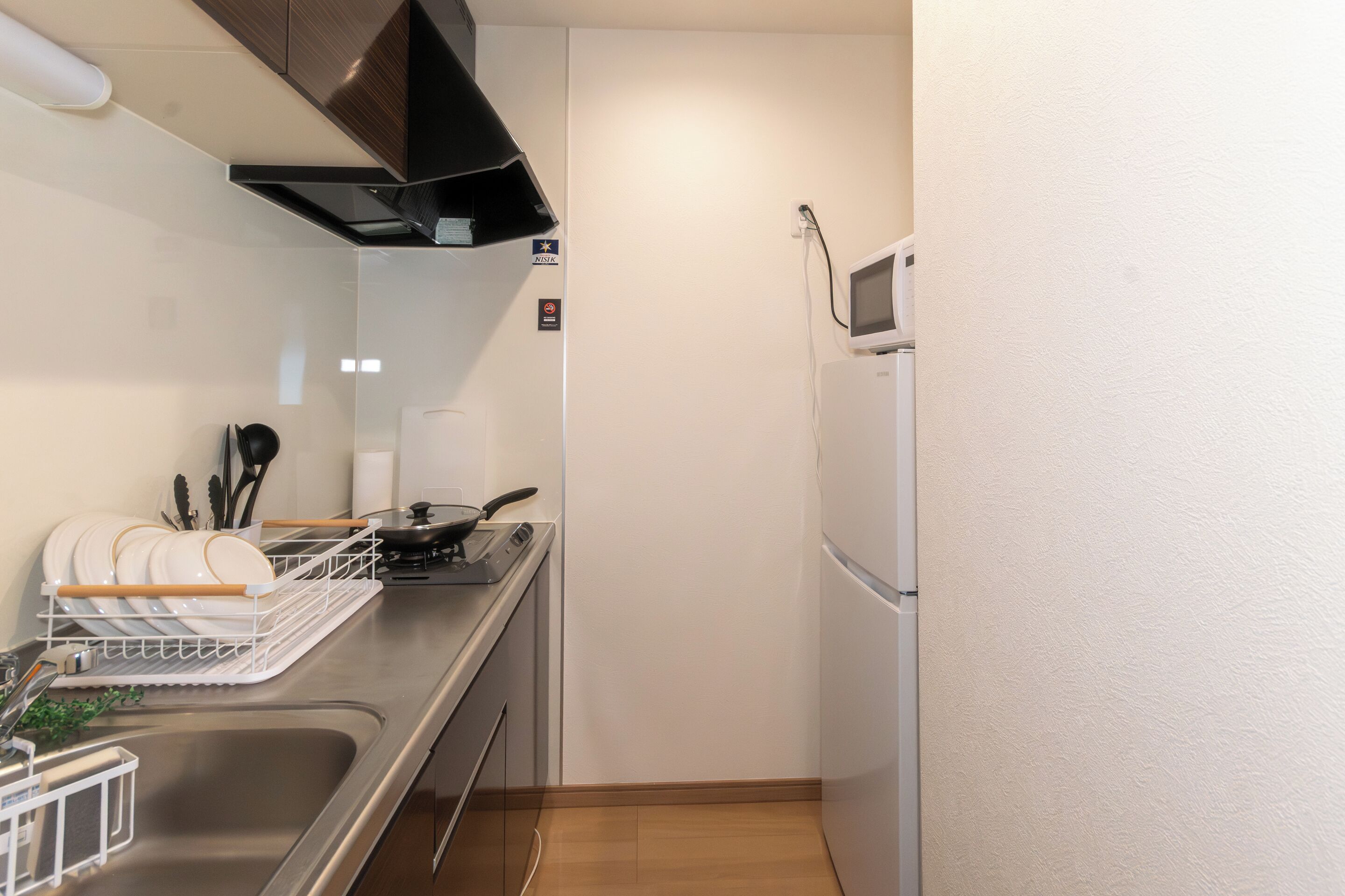 専用キッチン | 電子レンジ、コンロ、調理器具と食器