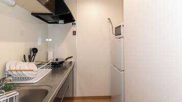 Private kitchen | Microwave, stovetop, cookware/dishes/utensils