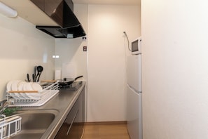 Dapur pribadi | Microwave, kompor, dan peralatan masak/sendok-piring