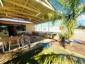 Outdoor dining - Coonalpyn Hotel (Coonalpyn)