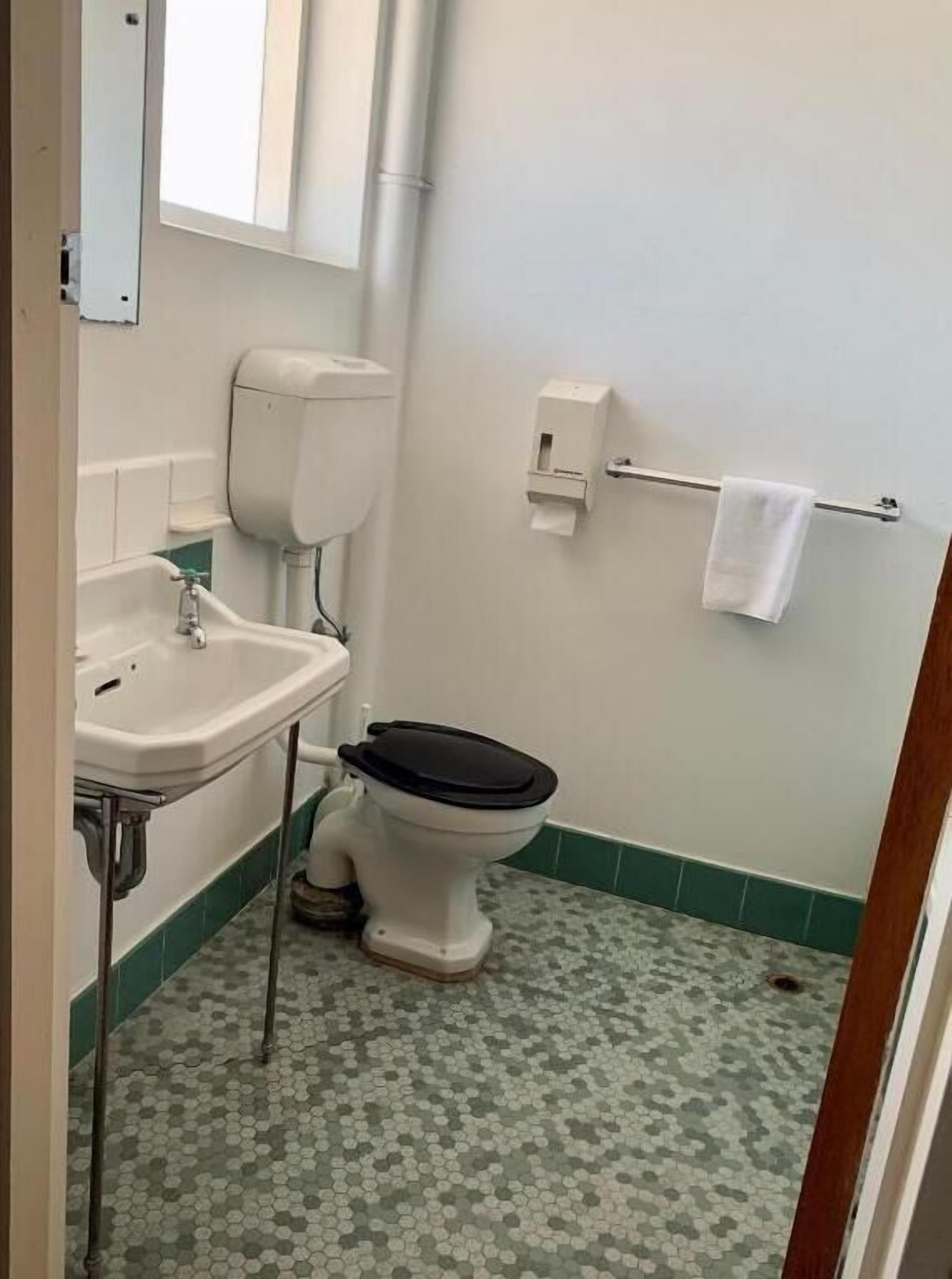 Basic Twin Room | Bathroom | Towels, shampoo, toilet paper