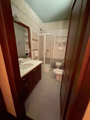 Douche, baignoire à jets, articles de toilette écologiques