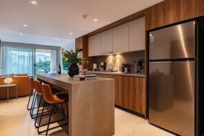 Coffee/tea maker, fridge, microwave, oven - Condesa Apartment Near Parque México & Roma (Mexico City)