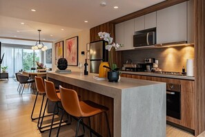 Coffee/tea maker, fridge, microwave, oven - Spacious Condesa Apartment Near Cafés & Parks (Mexico City)