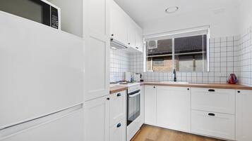 Coffee/tea maker, fridge, microwave, oven