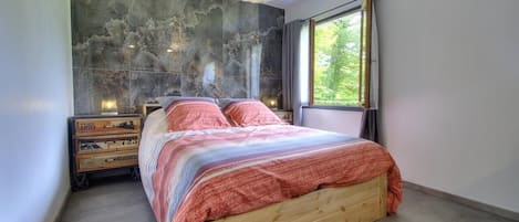 Tabla de planchar con plancha, wifi gratis y ropa de cama
