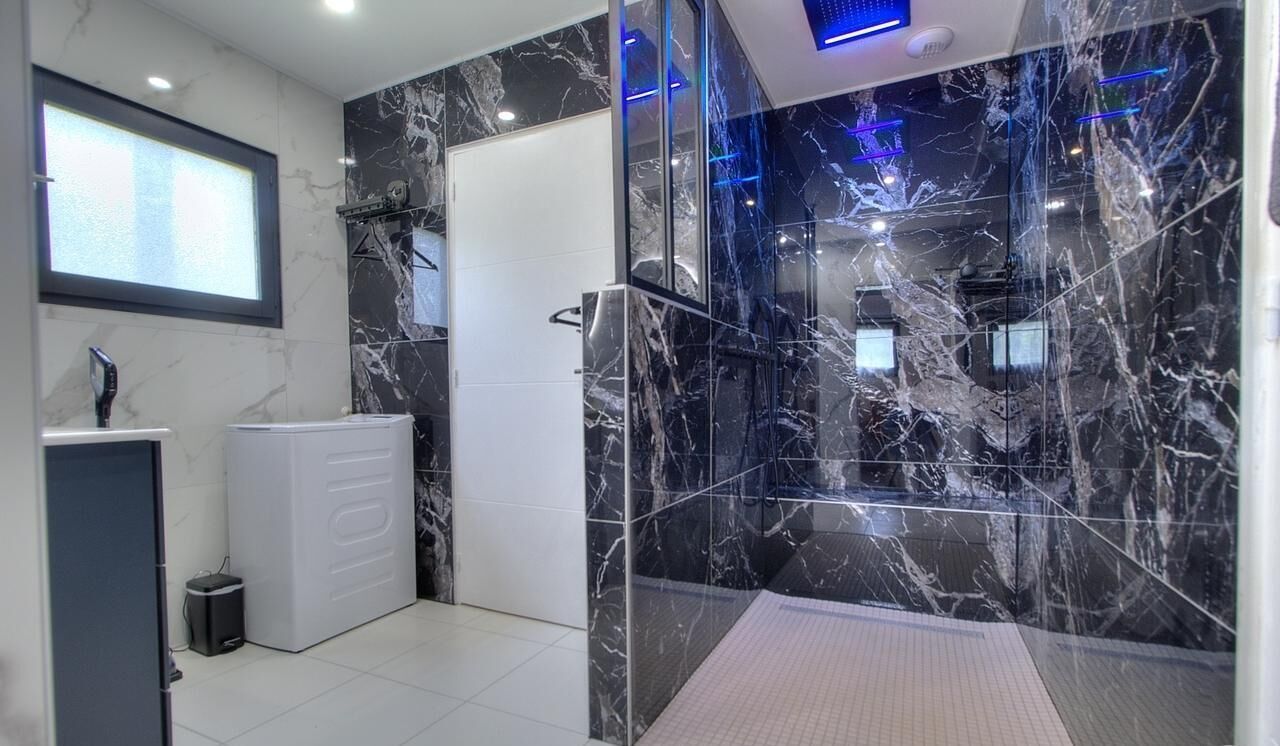 Dusche, Haartrockner, Handtücher
