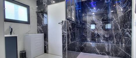 Dusche, Haartrockner, Handtücher