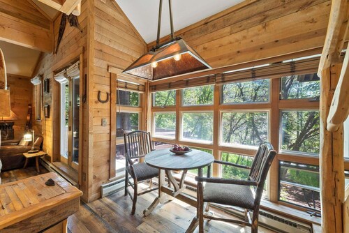 Mandan - 1 bedroom Cottage, Wood Burning Fireplace, 4 min walk to Resort