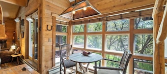 Mandan - 1 bedroom Cottage, Wood Burning Fireplace, 4 min walk to Resort