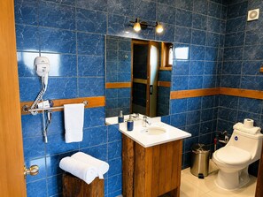 Kolmen hengen classic-huone, kaupunkinäköala | Kylpyhuone | Suihku, hiustenkuivaaja, pyyhkeet, saippua