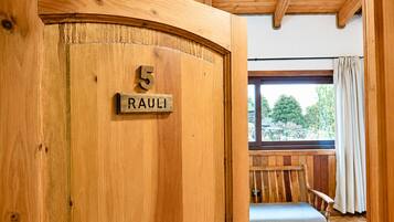 Classic-Dreibettzimmer, Seeblick | Innenbereich