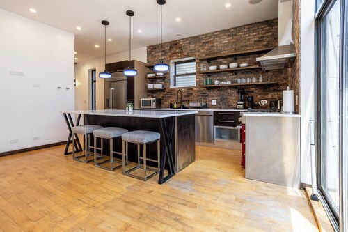 Grand 5,500 sq ft Pilsen home, 5BR, sleeps 11, near downtown