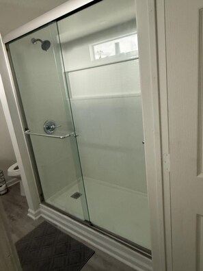 Dusche, Handtücher, Seife, Toilettenpapier