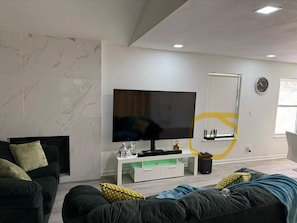Smart TV - Cozy home: A comfortable 2-bedroom house with a patio, barbecue, and exercise area (Odessa)