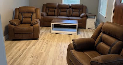 Charming recently renovated house with AC, WiFi, in The Ashtabula Harbor