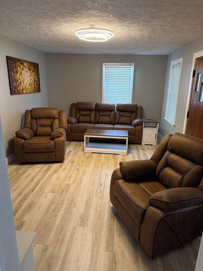 Charming recently renovated house with AC, WiFi, in The Ashtabula Harbor