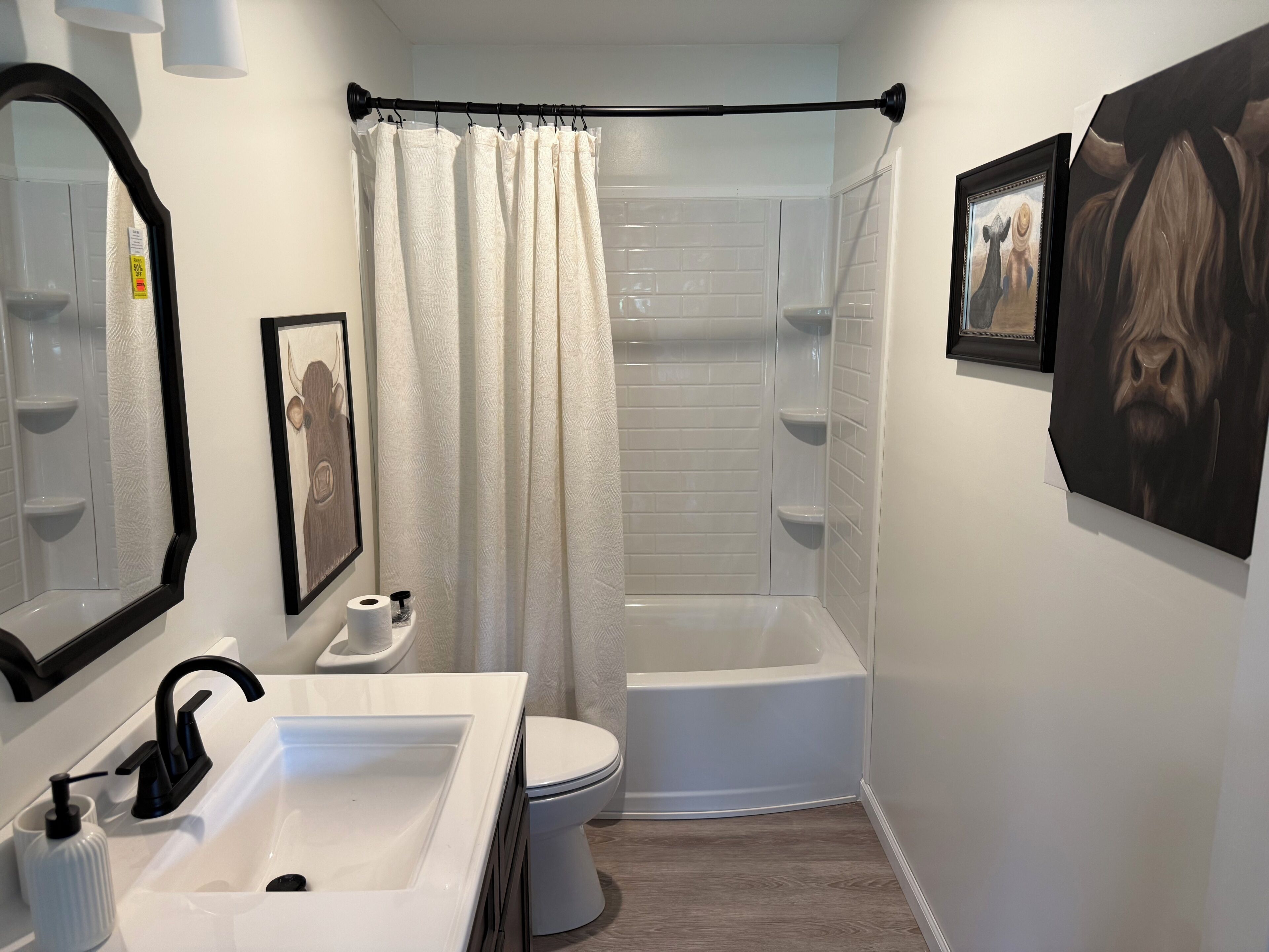 Secadora de cabello, toallas, jabón, papel de baño 