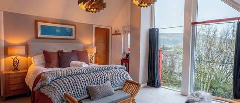 Iron/ironing board, travel crib, free WiFi, bed sheets