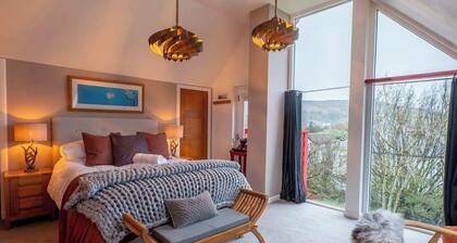 This house is a 3 bedroom(s), 2 bathrooms, located in Carbost, Scotland.