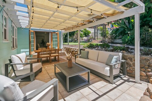Charming retreat with AC and outdoor oasis, just 3 blocks from Lafayette Hotel
