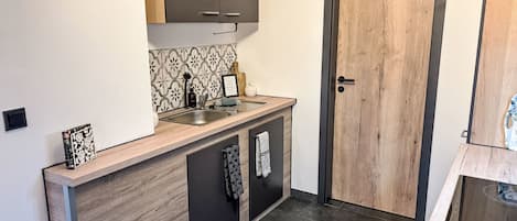 Frigorifero, microonde, forno, pentole/stoviglie/utensili