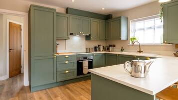 Coffee/tea maker, fridge, microwave, oven