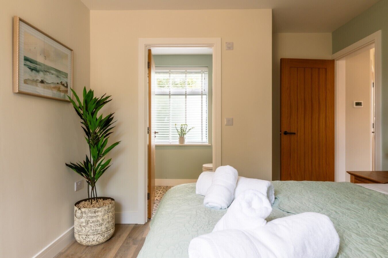 Desk, iron/ironing board, WiFi, bed sheets