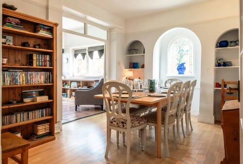 Beautiful 5-Bedroom Home Near Stroud
